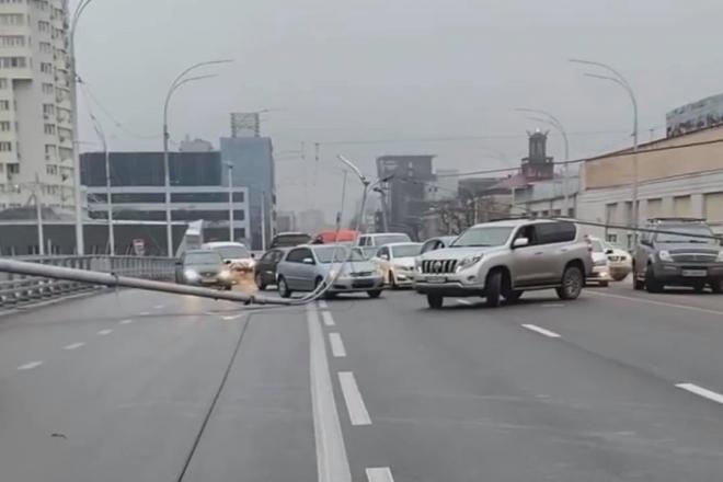 Падіння стовпів на Шулявці: нове освітлення запрацює в новорічну ніч