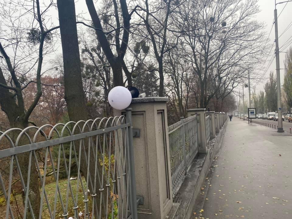 Розгул вандалів на бульварі Шевченка: ліхтарі побили і повиривали з “м’ясом”