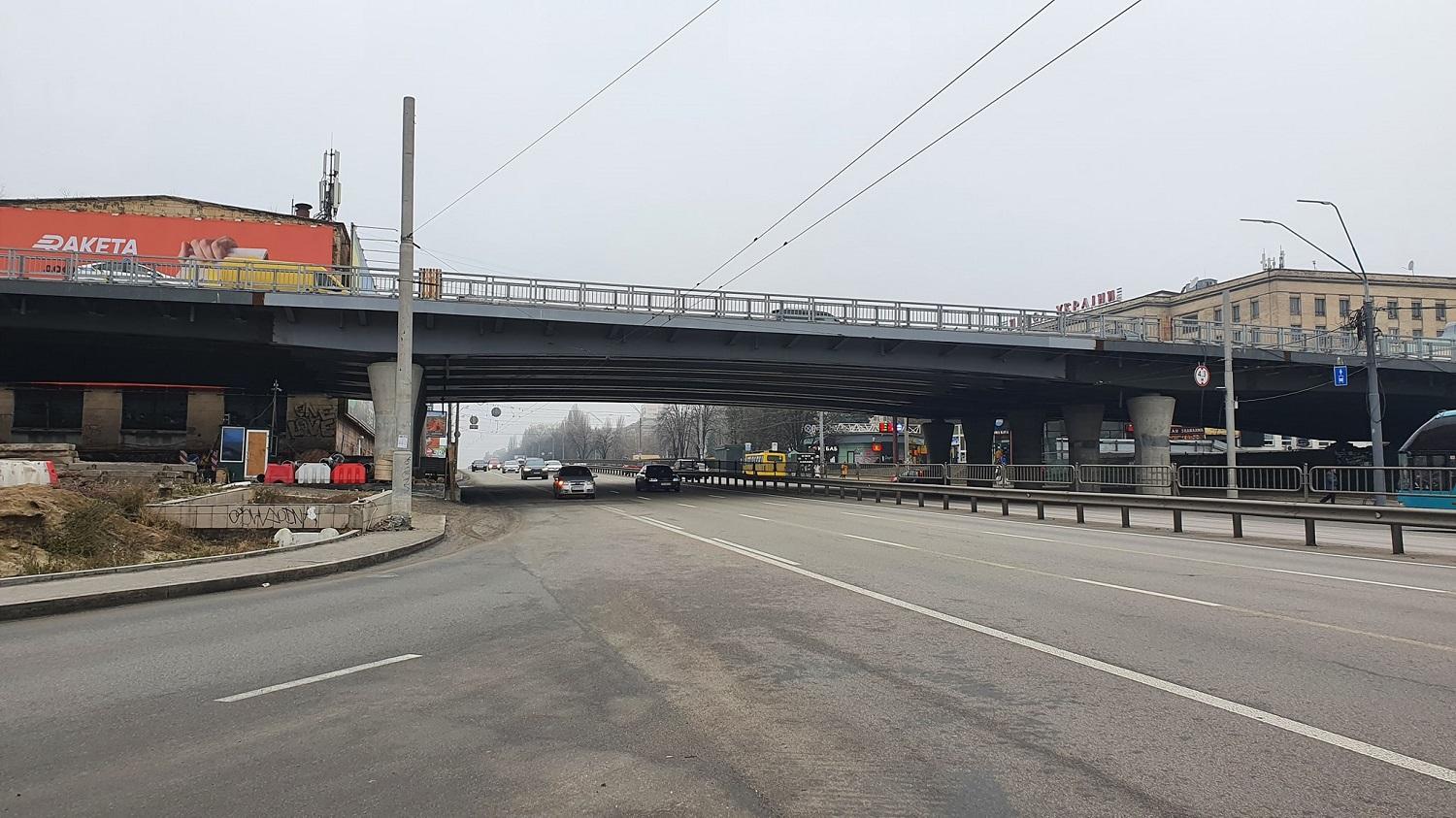 “Від гріха подалі”. З Шулявського шляхопроводу прибрали всі стовпи