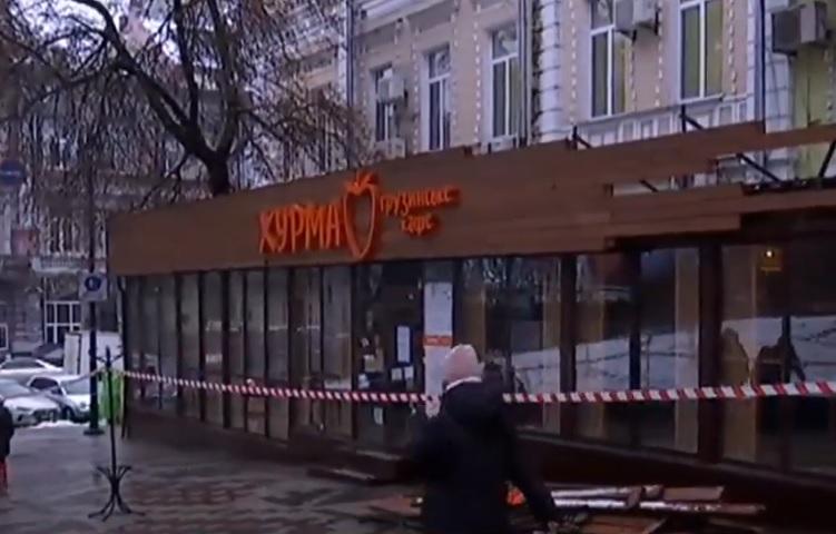 Біля “Золотих Воріт” кілька місяців намагаються демонтувати прибудову ресторану