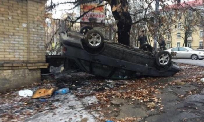 “Не ДТП, а просто акт вандалізму”. На Солом’янці перевернули припаркований на тротуарі автомобіль
