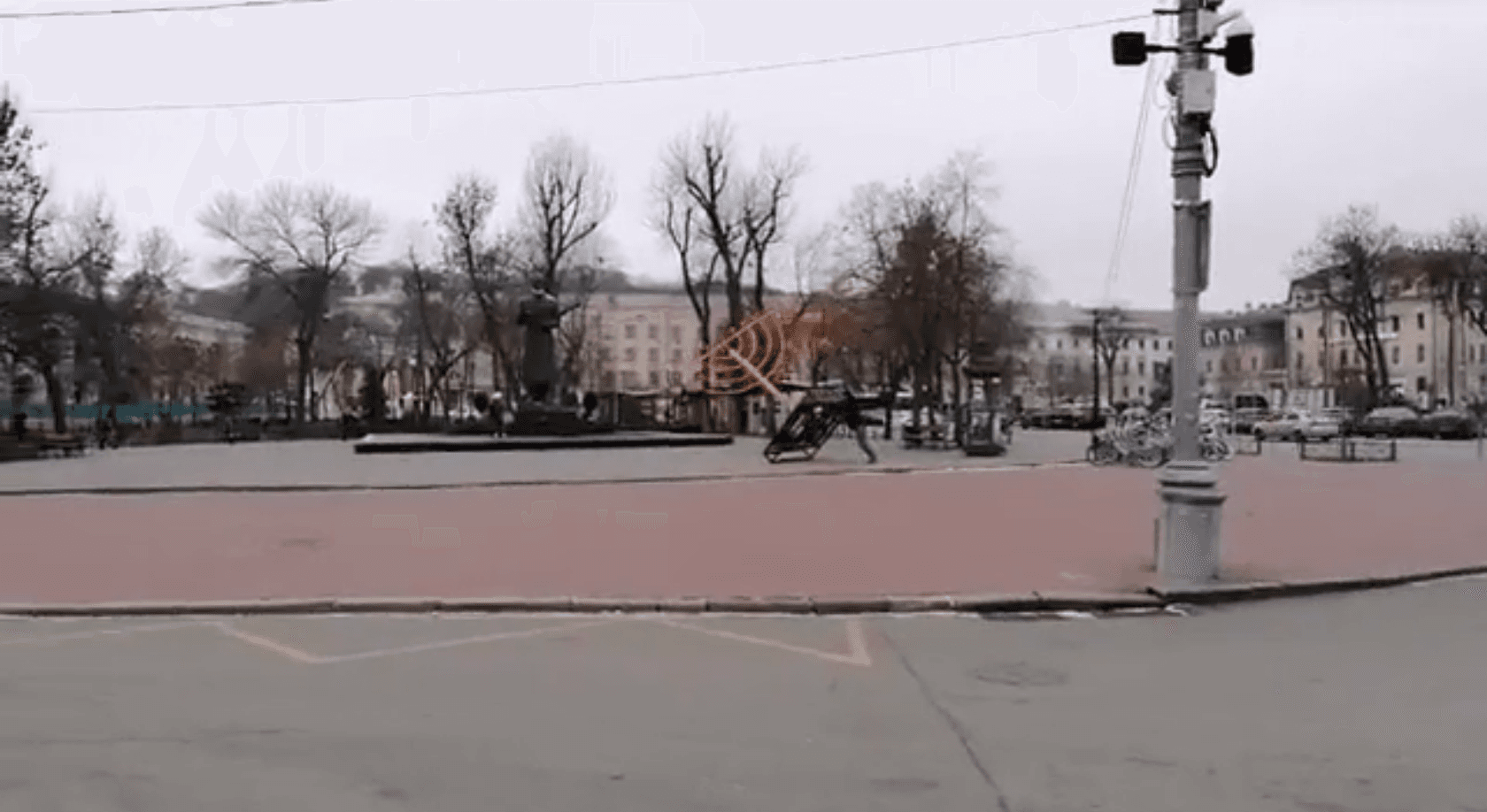 На Контрактовій площі вандал повалив дев’ятисвічник Ханука (ВІДЕО)
