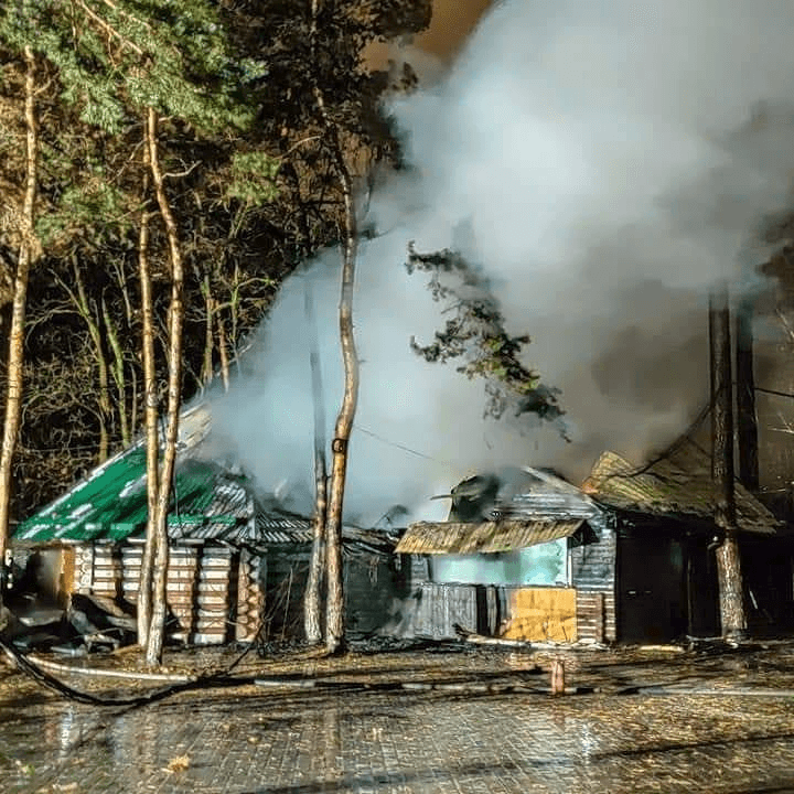 Незаконна харчівня в Парку партизанської слави згоріла вщент