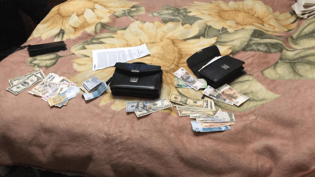 У Києві колишній поліцейський організував збут фальшивих долларів та гривень