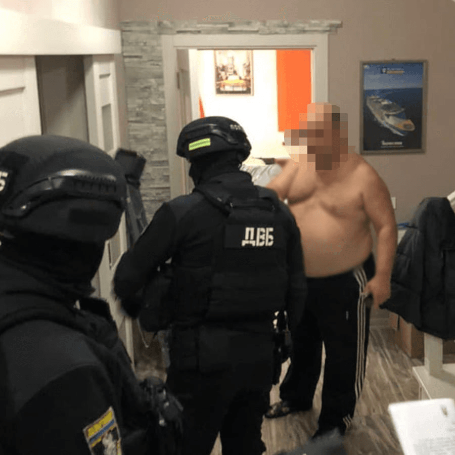 У Києві двоє правоохоронців організували крадіжку з проникненням та зцупили майже $13 тис. (ФОТО)