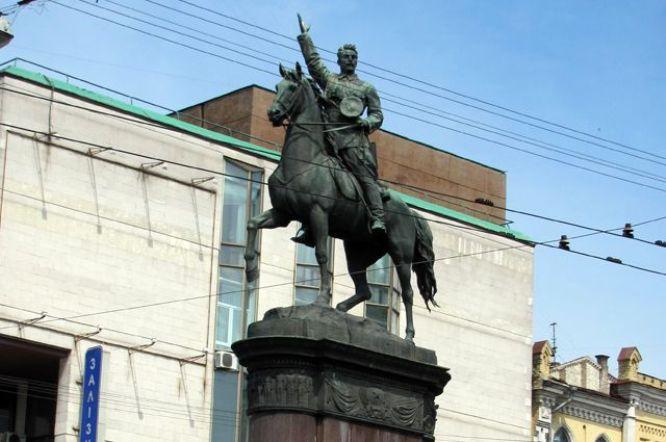 Кияни пропонують замінити пам’ятник Щорсу на Петлюри