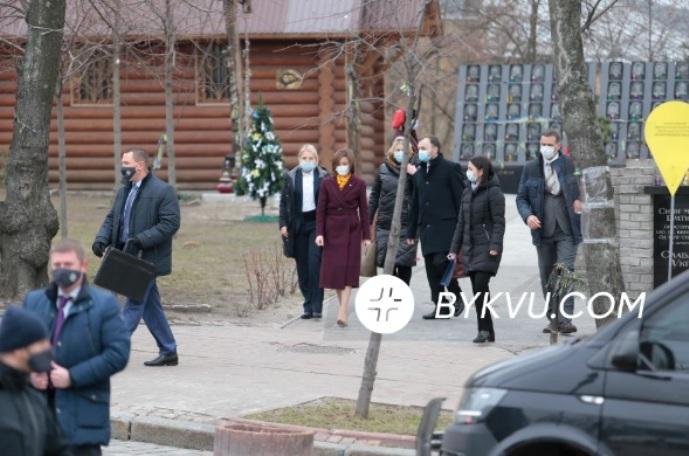 Президентка Молдови побувала на Алеї Героїв Небесної Сотні та запалила свічку (ФОТО)