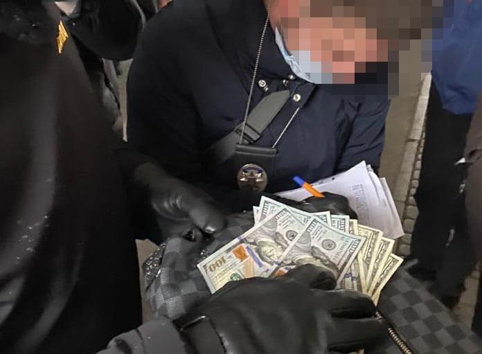 Хотів долари до зарплати. Погорів на хабарі посадовець “Київтранспарксервісу”