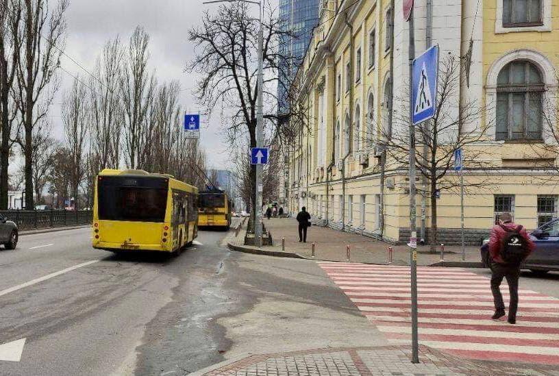 Вважатимуть диверсантами: водіям в Києві заборонили займати смугу громадського транспорту