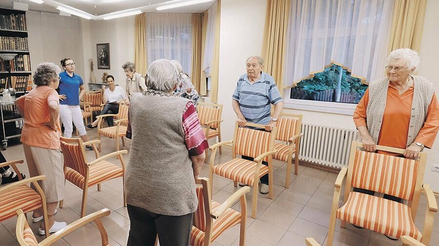Приватні будинки для літніх людей. В Україні хочуть відкрити ринок соцпослуг