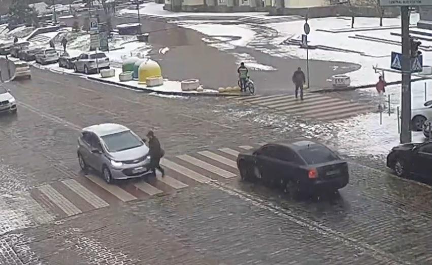 На Володимирській автомобіль збив чоловіка на переході – це потрапило на відео