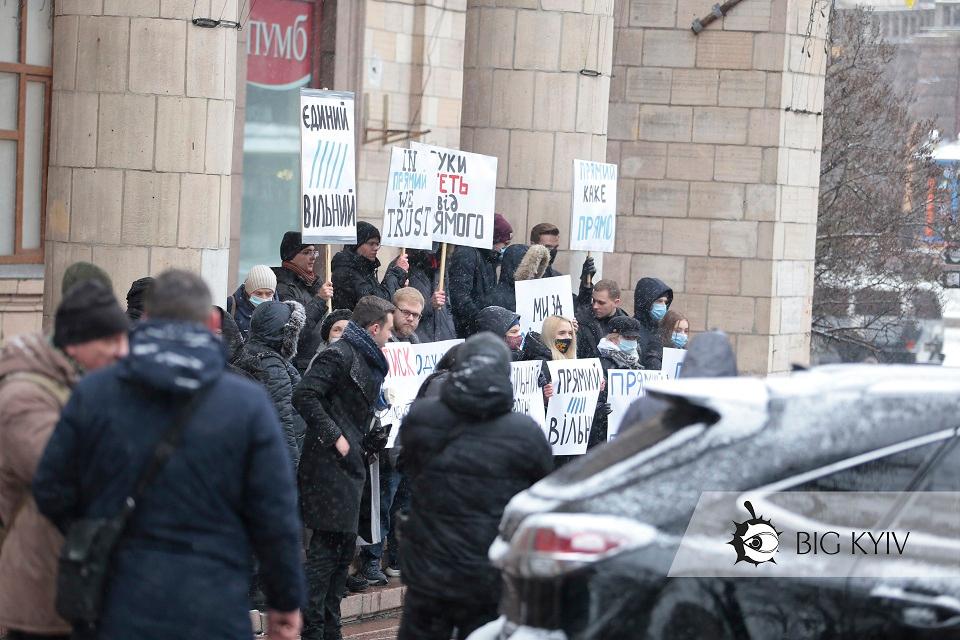 “Прямий каже прямо”. Кияни вийшли на захист опозиційного каналу