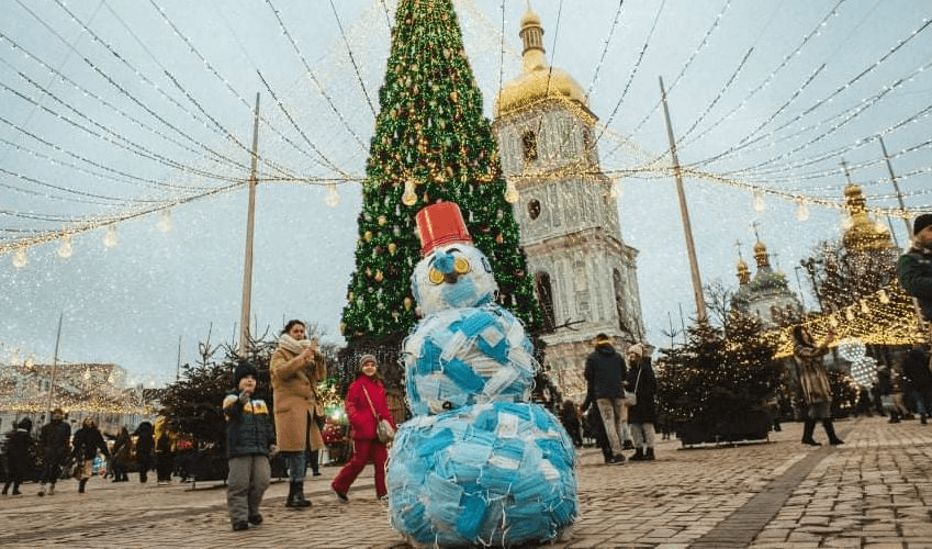 Фото дня. Сніговик з 400 медичних масок в центрі Києва