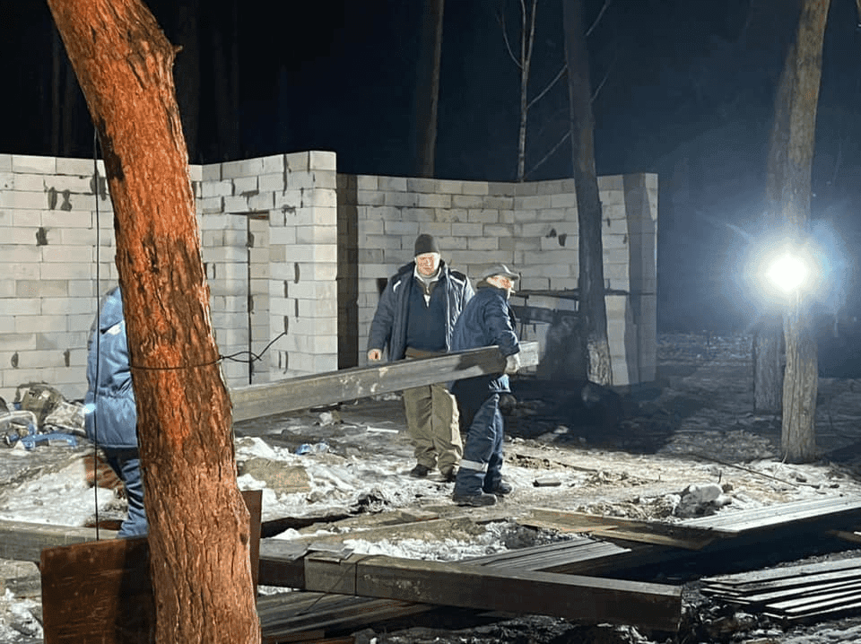 Нової “Колиби” на території парку не буде. Робітники розбирають конструкції (ВІДЕО)