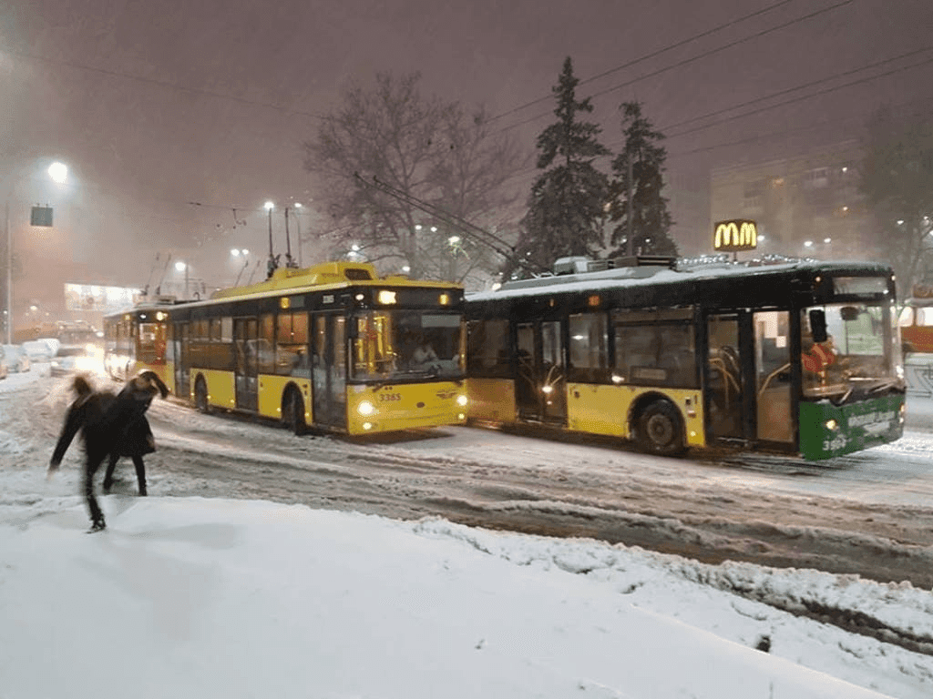 Сніг іде – ремонт триває. Тролейбуси тимчасово змінюють маршрут