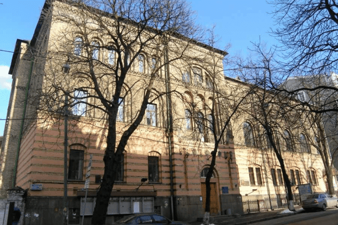 Студенти КНУ ім. Карпенка-Карого вийшли на мітинг під КМДА – просять не забирати землю університету