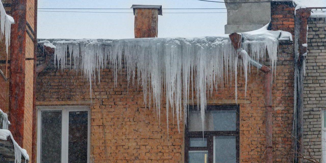 Може “прилетіти” на голову: киян просять не ходити під дахами