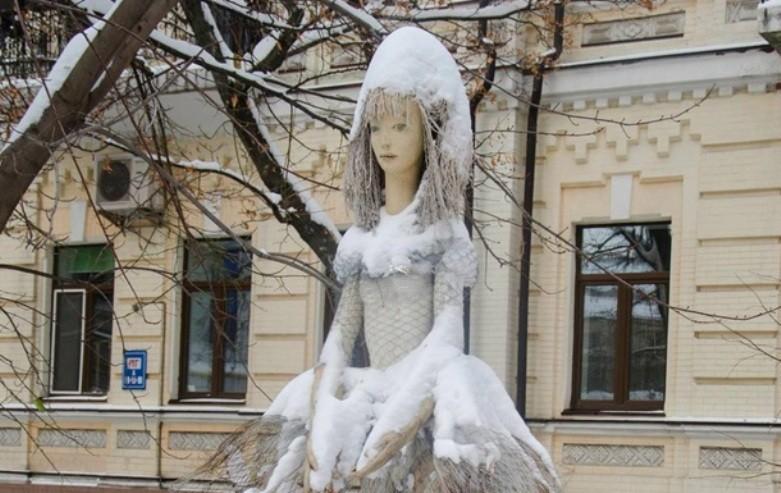 Стояла більше 10 років. Вандали розбили скульптуру балерини на Стрітенській (ФОТО)