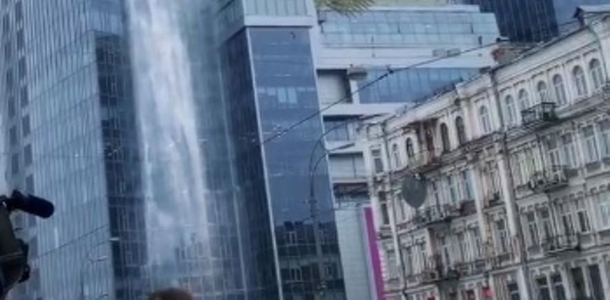 З даху ТРЦ Gulliver водоспадом тече вода – що відбувається