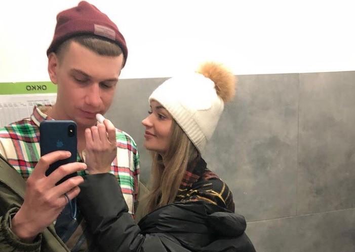 Пара, яка скувала себе ланцюгом, “звітує з полів”: руки в ранах, що не загоюються