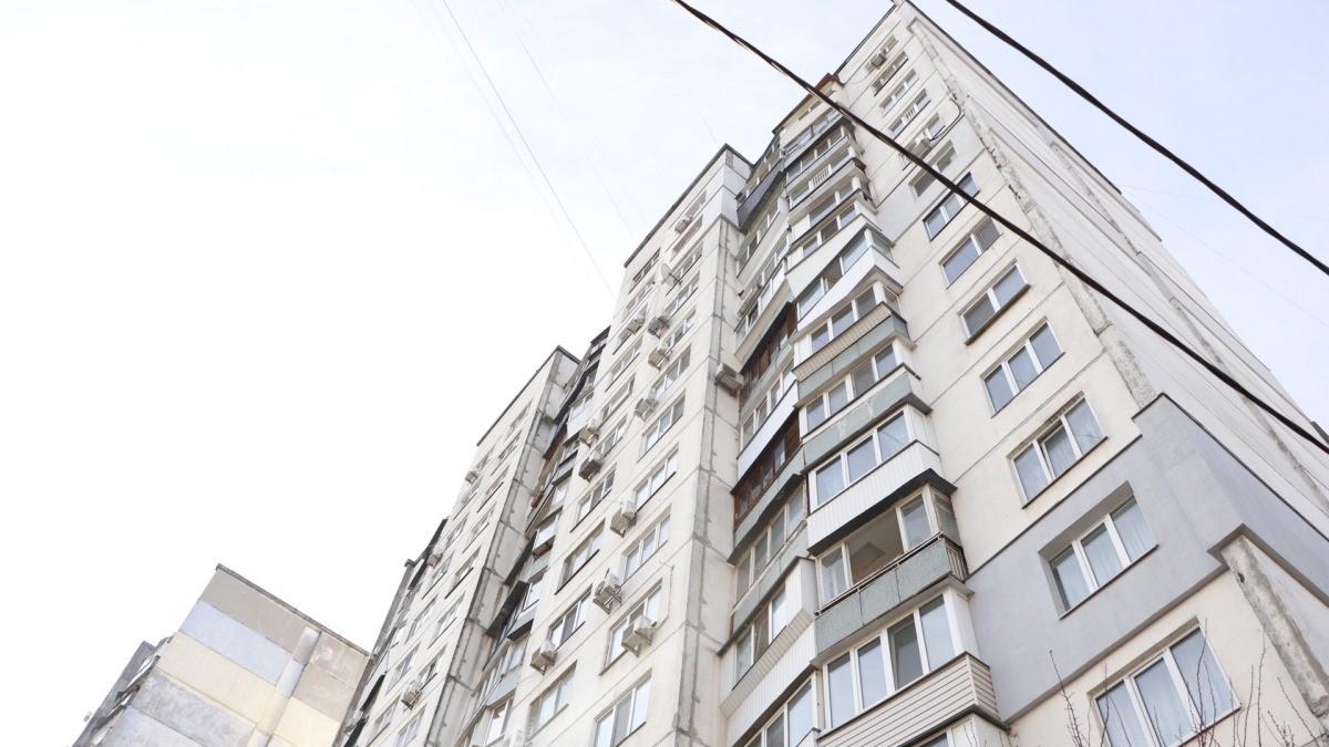 Намагався залізти у квартиру через вікно, і загинув, зірвавшись з висоти: у Києві сталась моторошна трагедія