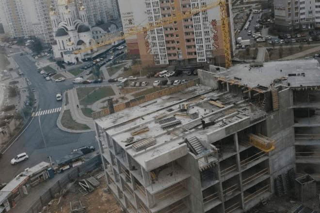 Куди “пропала” ліва частина поліклініки на Осокорках – пояснення від місцевої влади