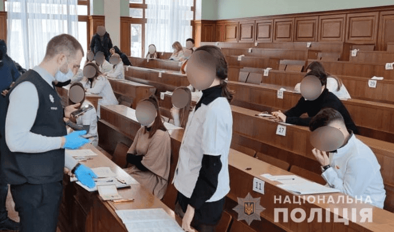 Шахраї у стінах столичних вишів: замість студентів-медиків іспит складали підставні “відмінники”