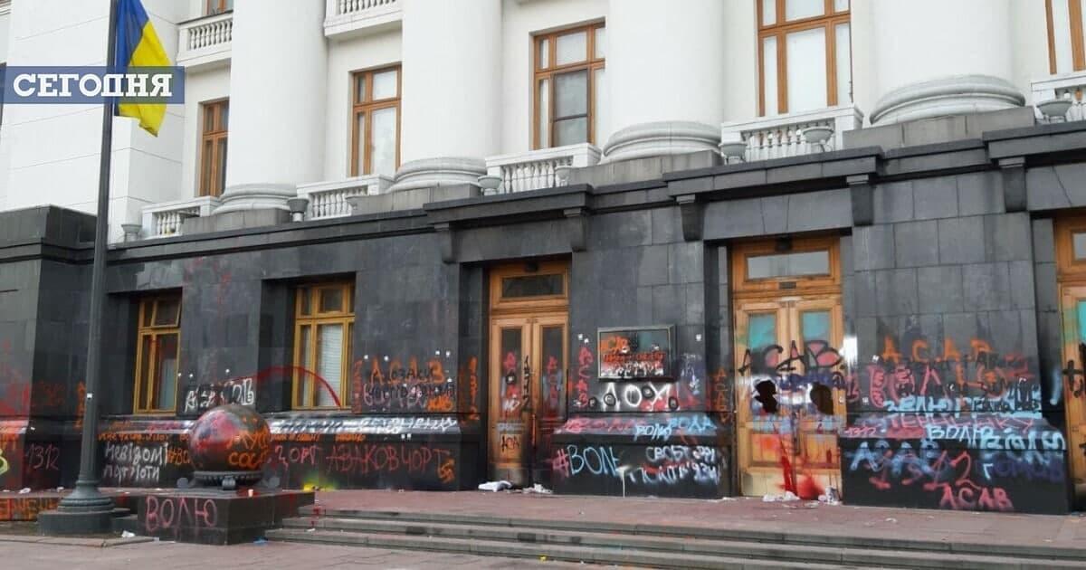 У Зеленського йде конкурс компаній, які краще відмиють стіни та зроблять ремонт