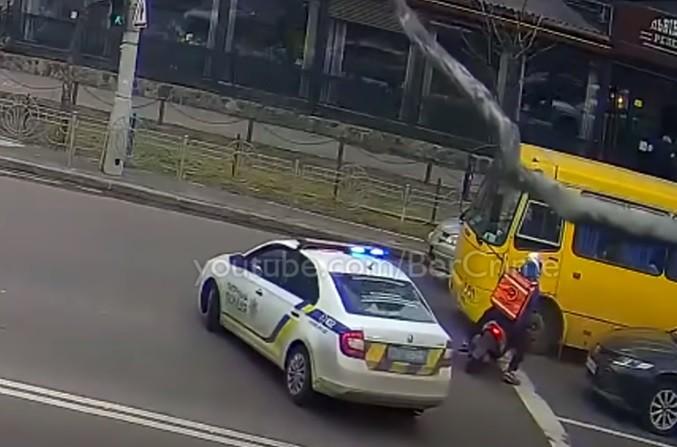 Епічне відео дня. Кур’єр тікає від погоні по Дніпровській набережній
