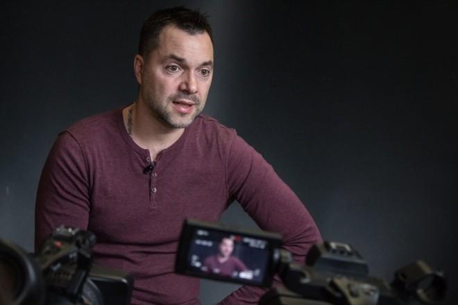 «Пішов на х*й». Це відповідь радника ОП Арестовича на прохання писати українською