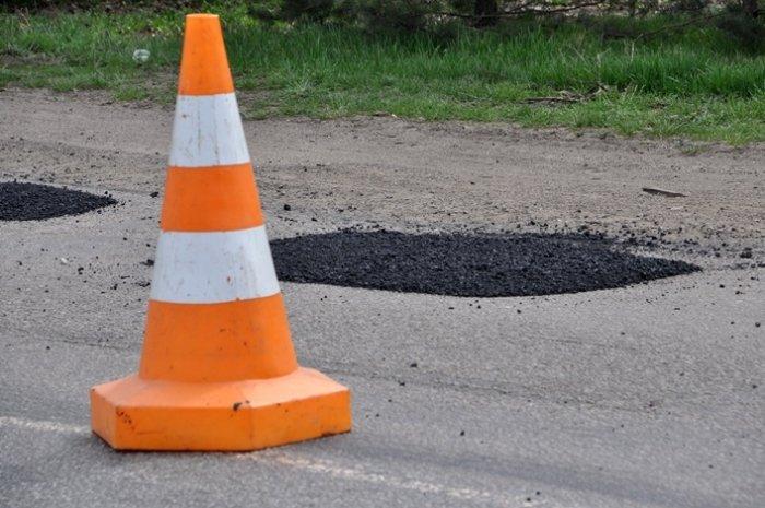 2:1, веде водій. Зіпсований жінкою на Виноградарі асфальт, знову в ямі (ВІДЕО)