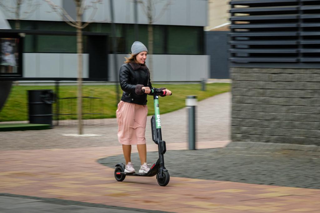 Весна в хату. Проїхатися Києвом на електросамокаті стало дешевше