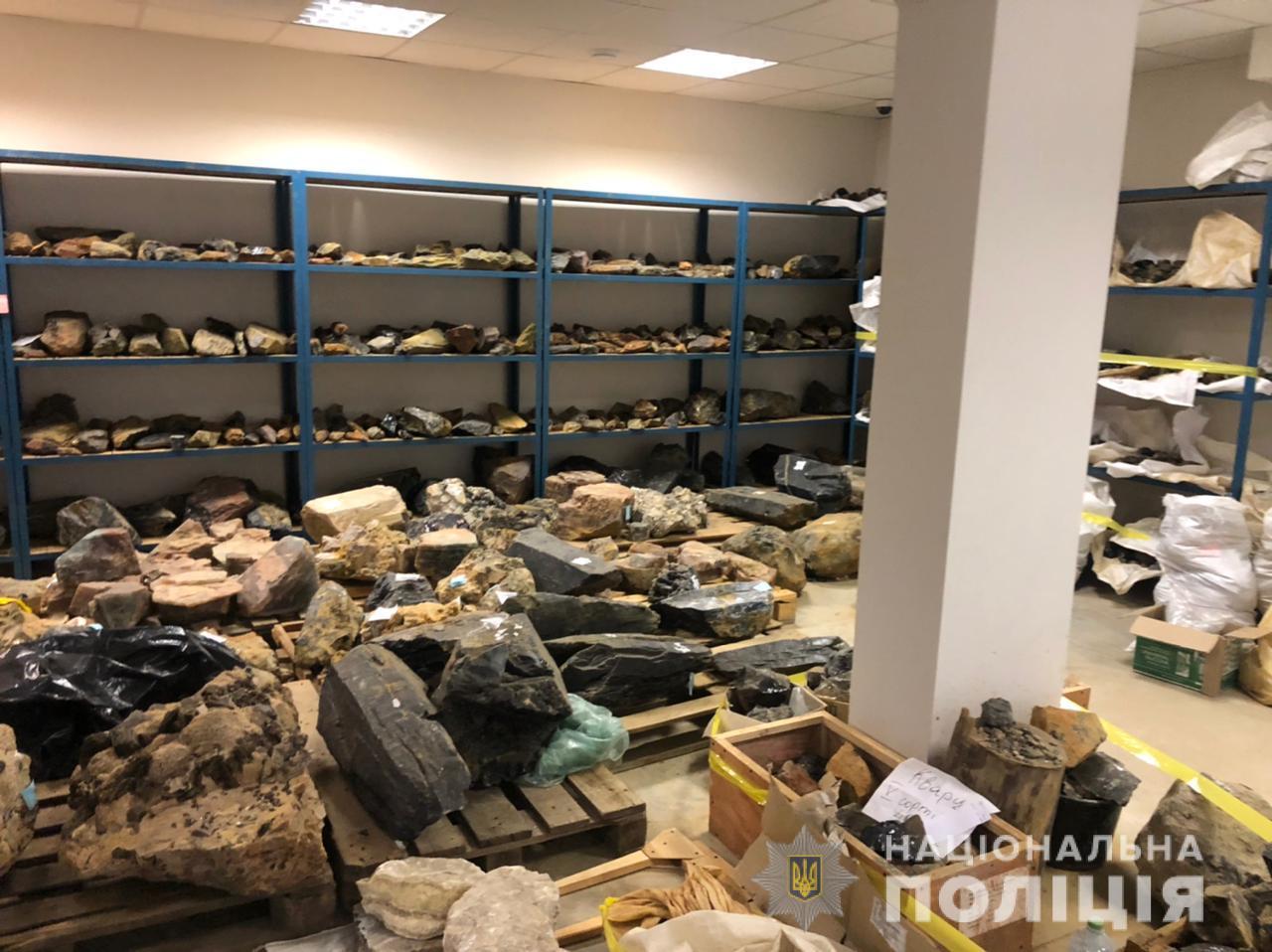 У столиці викрили схему зі збуту топазу, берилу та кварцу. Каміння купував ювелірний завод