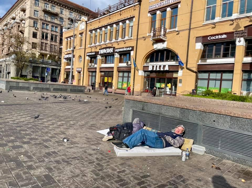 Антисанітарія, сміття і безхатьки. Бессарабська площа знову пішла на дно