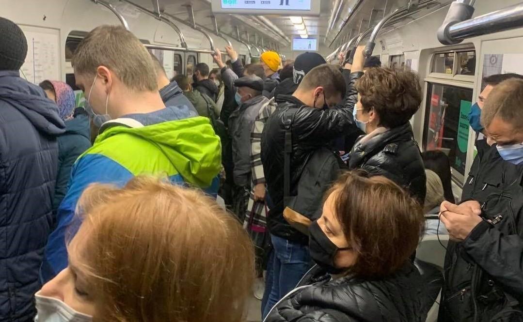 Проїзд в обмін на пляшку: у столичній підземці пропонують встановити автомати для збору пластику