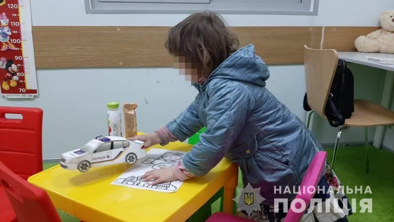 3-річна дівчинка серед ночі стукала до чужих людей, поки батьки ловили “кайф”