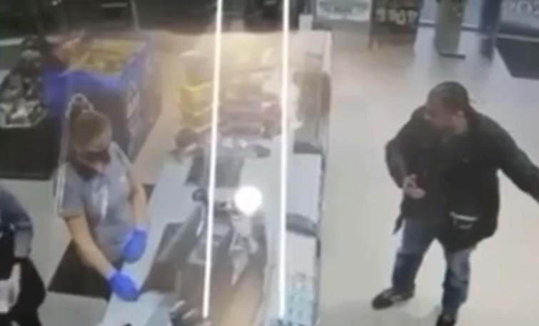 Чоловік на АЗС плюнув в касира – вона просила надіти маску (ВІДЕО)