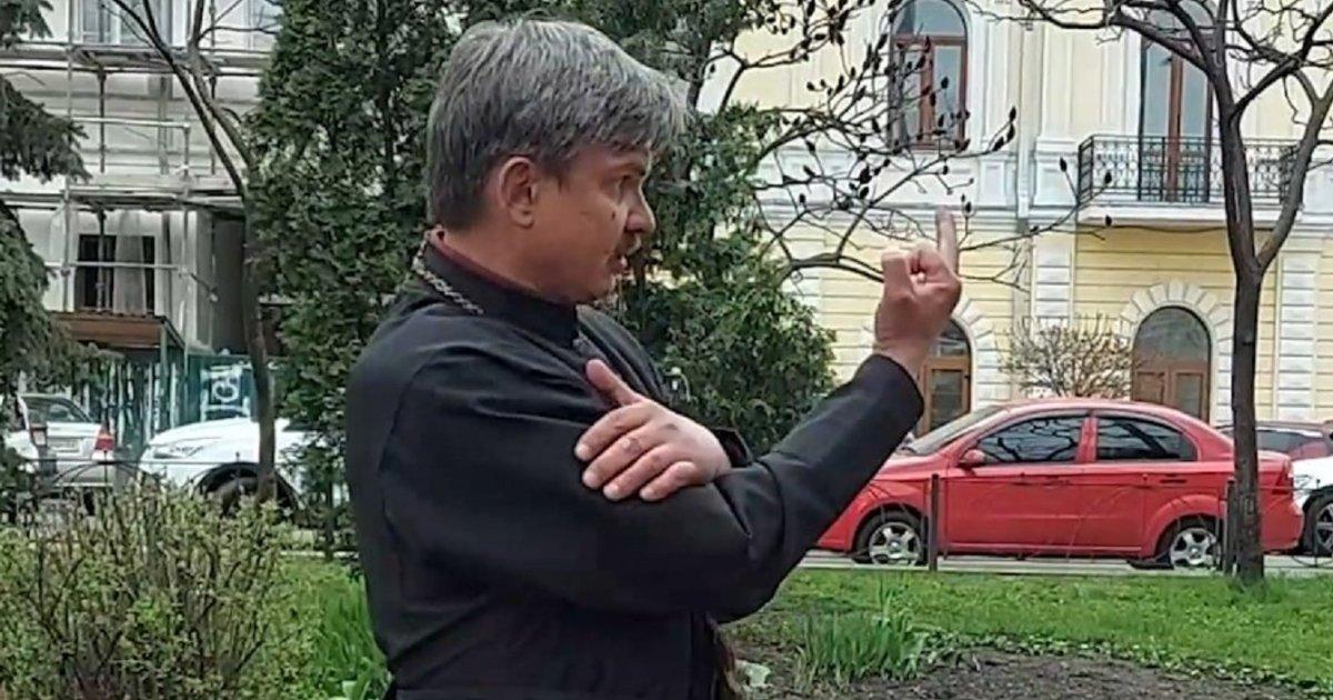 Священник з “ніякого патріархату” матюкався і тикав киянам середній палець (ВІДЕО)