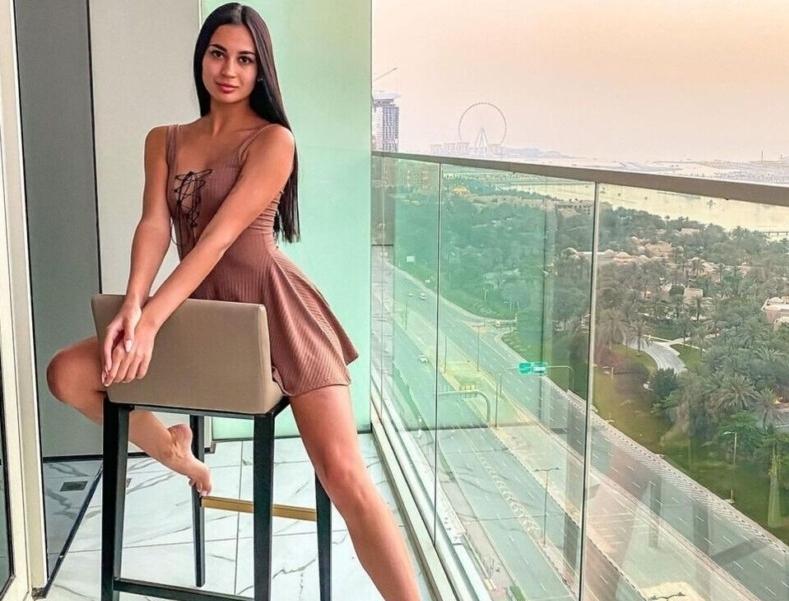 “Собаче ставлення” та знущання. Дівчина з “голої” фотосесії у Дубаї розповіла про 8 днів затримання