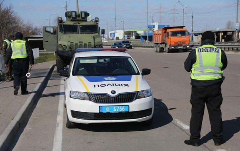 Щоб вирубити, били по ногах. На Солом’янці ледь втихомирили неадеквата з ножем  (ВІДЕО)