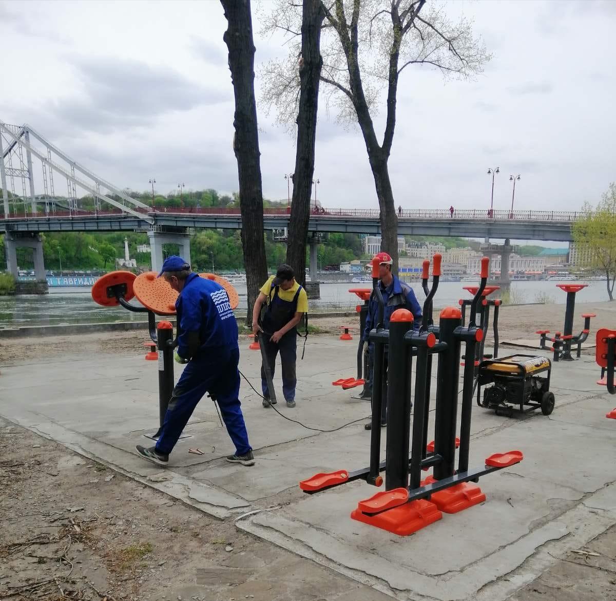 Безкоштовний спорт і неймовірні краєвиди. Біля пляжу “Центральний” з’явився вуличний спортзал