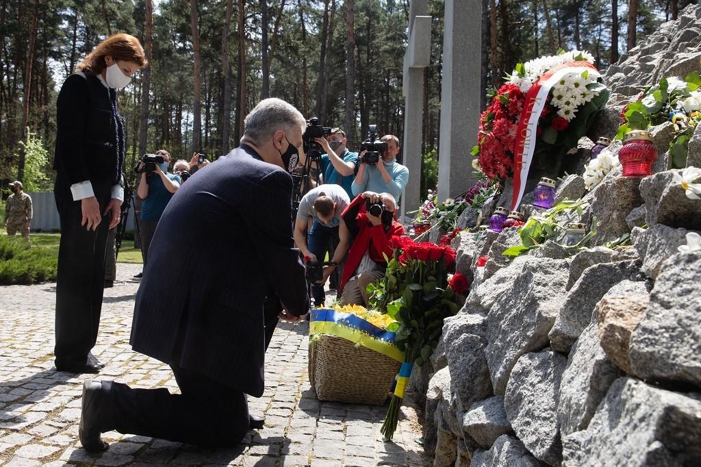 У Биківнянському лісі розумієш, чому так важлива армія, віра, мова – Петро Порошенко