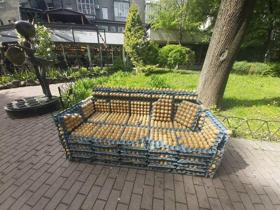 Відпочинок і масаж. У Києві помітили незвичайну лавку з “яєць”