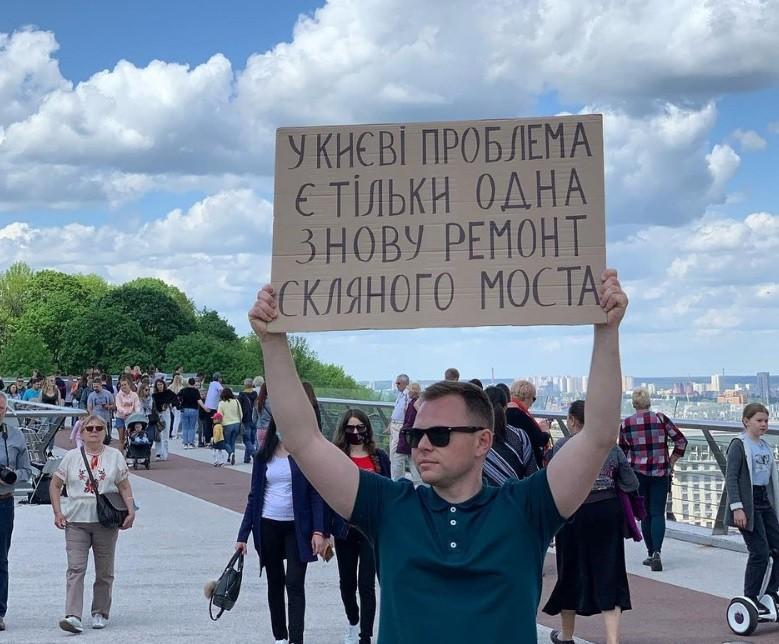 “Проблема одна – знову ремонт скляного моста”: гумористи привітали з Днем Києва
