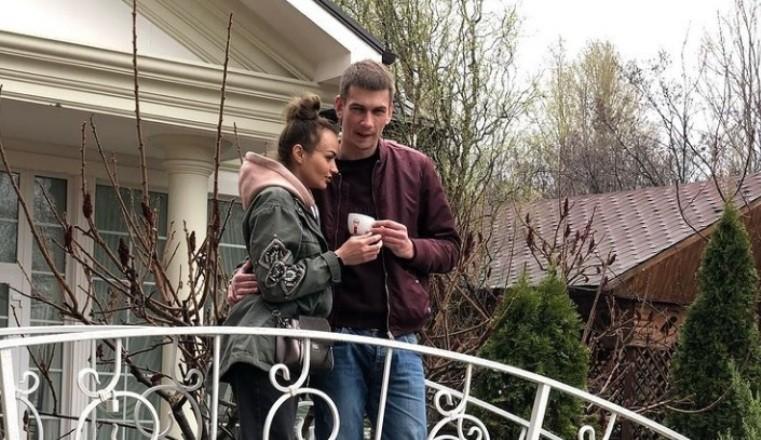 Скута ланцюгом пара вже не пара, а трійця – кого прикували до себе закохані