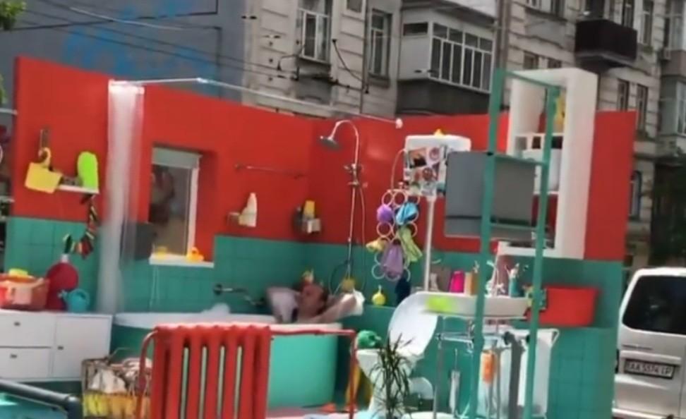 Чоловік купався в ванній прямо на вулиці Саксаганського (ВІДЕО)