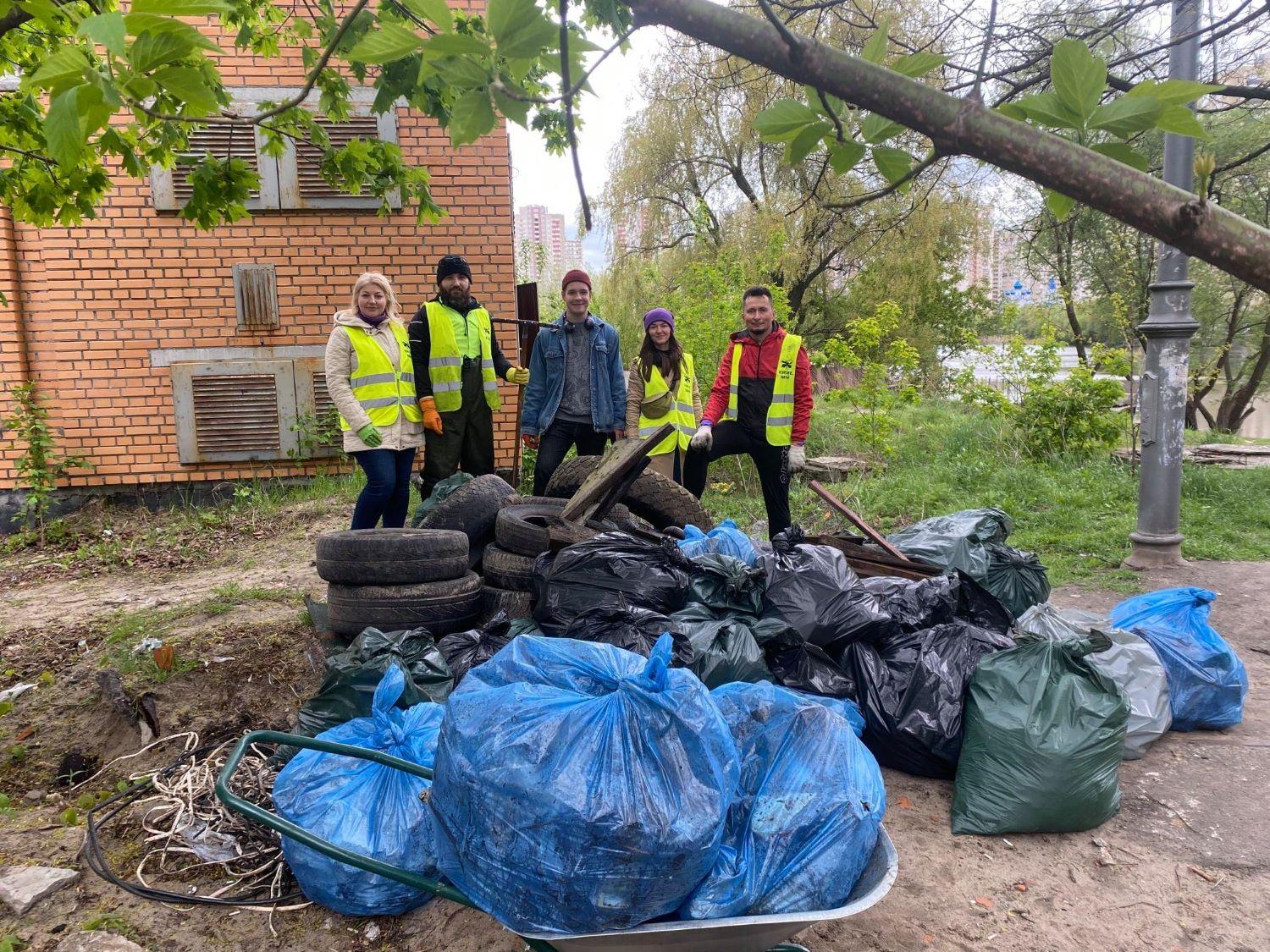 Шприци і шини. Дарниччани вміють відпочивати біля Жандарки (ФОТО)