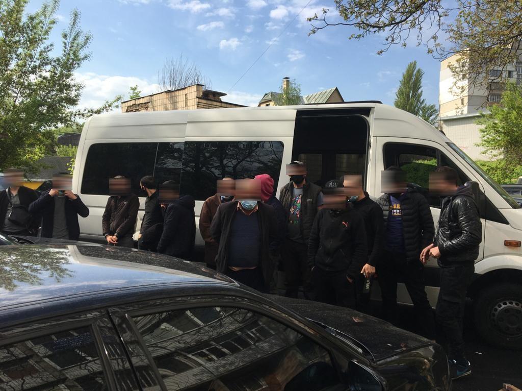 На київському ринку накрили групу іноземців-нелегалів