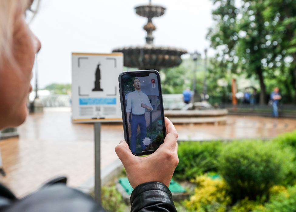 До чого діджиталізація дійшла. Цифровий мер вітатиме відвідувачів у парках