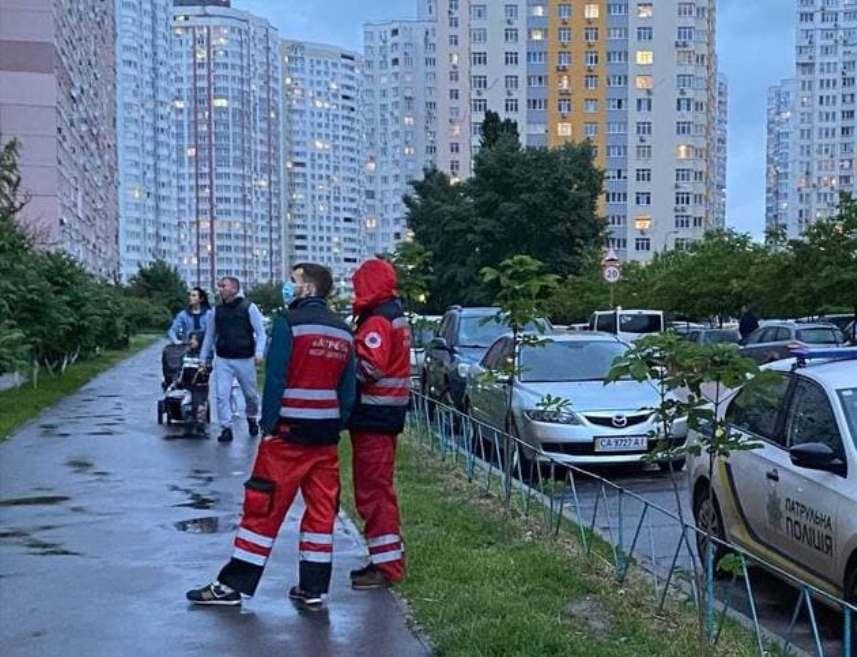 Трагедія на Позняках: з вікна багатоповерхівки випав чоловік (ФОТО)